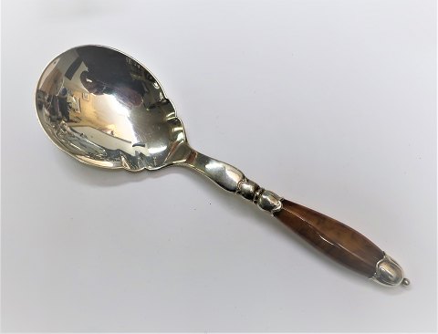 Vorlegelöffel. Silberbesteck (830). Länge 22 cm. Produziert 1929.