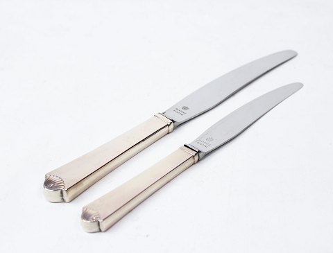 Dinner- and lunch knife in heritage silver no. 4 by Hans Hansen.
5000m2 showroom