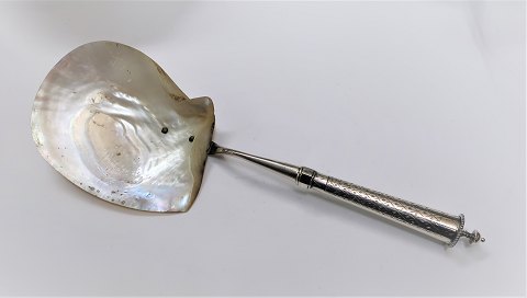 Silver serving spade with seashell. Stamped JER. Length 28.5 cm.
