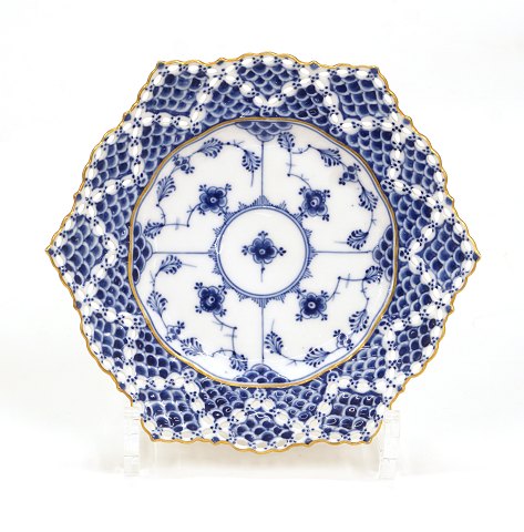 Royal Copenhagen: A set of 6 gilt blue fluted full 
lace plates. D: 17cm