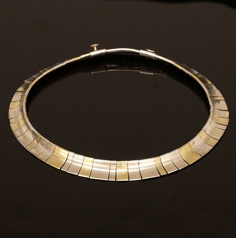 Bent Gabriel Knudsen: A rare partly gilt necklace. 
Made by Hans Hansen circa 1958. L: 40cm. Similar 
necklace shown in Jörg Schwandt: "Simply Danish, 
Silver Jewellery 20th century", p. 115