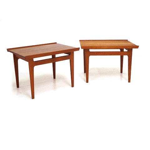 Finn Juhl: A Pair of small teak tables. Produced 
by France & Daverkosen. H:  39cm. Plate: 43x60cm