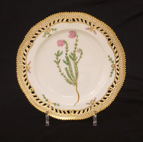 Royal Copenhagen: An early Flora Danica plate 
#3554. 1889-1922. D: 22,5cm