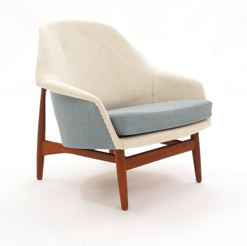 A Danish mid 20th century easy chair, teak, by Ib 
Kofod-Larsen. Produced by Carlo Gahrn circa 1957. 
H: 77cm. W: 80cm. D: 78cm