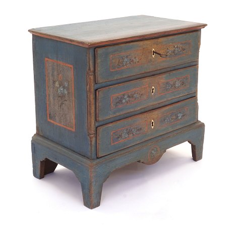 A small Danish 2. half of the 18th century chest 
of drawers. H: 70cm. Plate: 72x40cm
