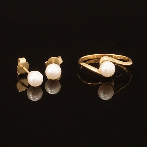 Set of ring and earrings 8kt gold. Ringsize 58