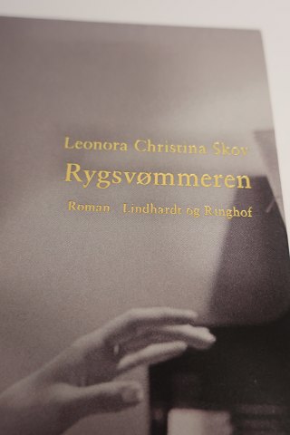 "Rygsvømmeren"
Leonora Christina Skov
3. udgave, 2. oplag 2019
Forlag: Lindhardt & Ringhof
Meget flot stand
OBS: Normalt har vi ikke nyere bøger, dette er en undtagelse