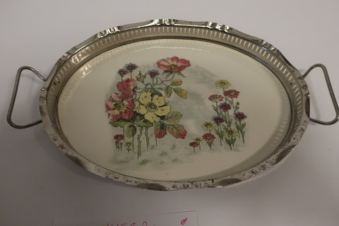 Bakke
Lille bakke lavet i porcelæn med blomster samt smuk besætning og 2 hanke
Fra ca. 1920
L: 21cm u/hank
L: 25cm m/hank
B: 15cm
H på kanten: 2,5cm
God stand