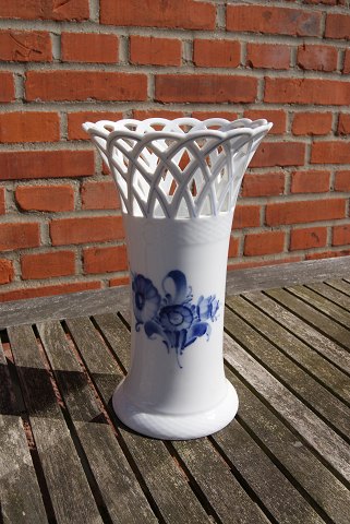 Blå Blomst Flettet porcelæn. Stor og velholdt vase med hulkant 26cm