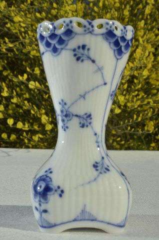 Royal Copenhagen Musselmalet vollspitze Vase # 1162