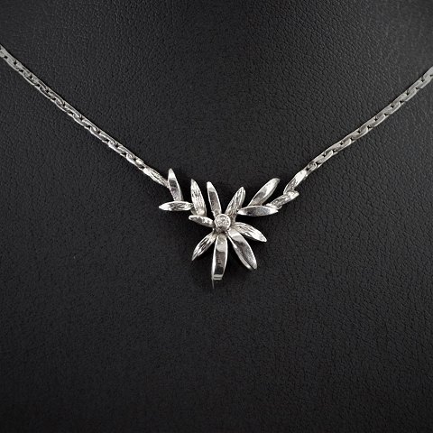 A necklace of 14k white gold, set with a diamond