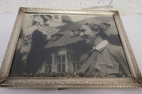 Foto af Kronprinsesse Ingrid, sat i ramme med buet glas
I flot stand
