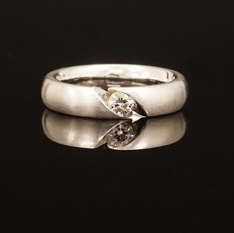 Ruben Svart, Copenhagen: A 14kt whitegold ring 
with a 0,2ct diamond. Ringsize: 55