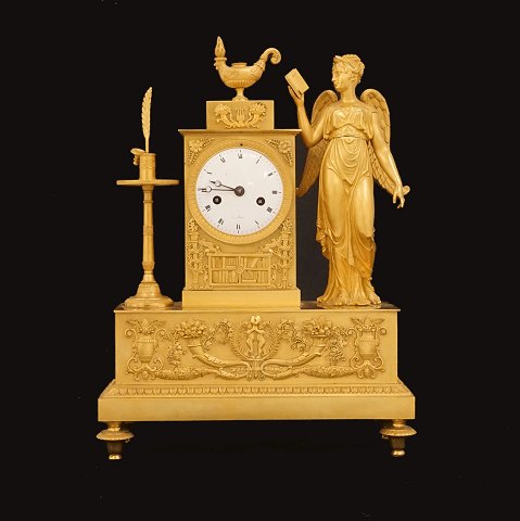 Vergoldete empire Kaminuhr signiert Paris. 
Hergestellt um 1800. H: 39cm. B: 29cm
