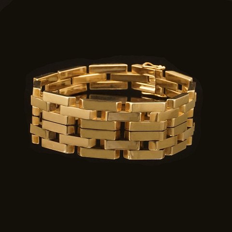 Christian H. Lorenzen, Charlottenlund, Denmark: A 
14kt gold bracelet. L: 19cm. W: 10mm. W: 22,9g