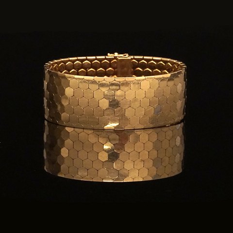 A 18kt gold bracelet. L: 20,5cm. W: 2,6cm