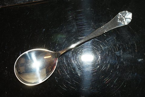 Marmelade spoon French lily silver
Length 14 cm.