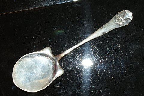 Serving spade French lily silver
Length 18.5 cm.