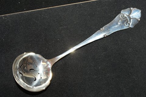 Sprinkle spoon French Lily silver
Length 16 cm.