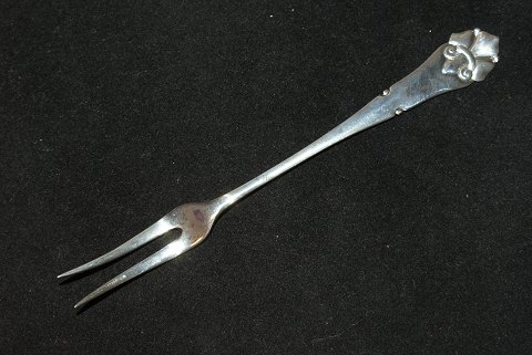 Pålægsgaffel Fransk Lilje sølv
Længde 14 cm.