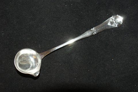 Cream spoon French lily silver
Length 12.5 cm.
