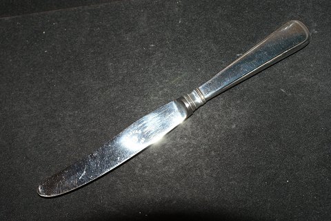 Frokostkniv, #Olympia Dansk sølvbestik med graveret intialer
#Cohr Sølv
Længde 17,50 cm.