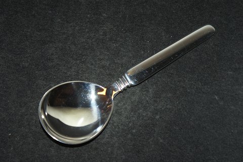 Sugar spoon Windsor Danish silver cutlery
Horsens Silver
Length 11 cm.