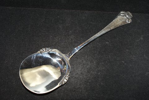 Cake / Serving Spade Waterlily Danish silver cutlery
Hans Hansen Silver
Length 17 cm.