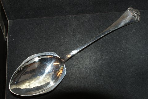 Serving spoon Waterlily Danish silver cutlery
Hans Hansen Silver
Length 24 cm.