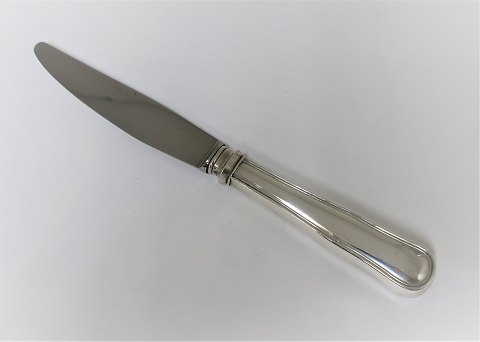 Dobbeltriflet. Sølv middagskniv. (830). Længde 22 cm. Der er 11 styk på lager. 
Prisen er per styk.