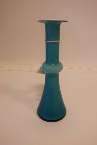 Carnaby Vase fra Holmegaard
Turkis blå med inderside af opal hvidt glas
Design: Per Lütken (1916-1998)
Produceret i perioden 1968 - 1976
H: 21cm
Flot stand