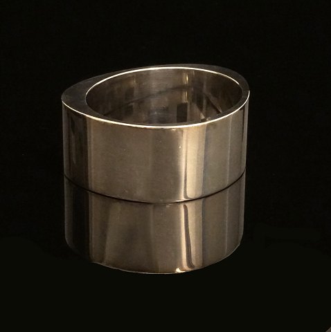 A Georg Jensen sterlingsilver bangle. Dessin 422E. 
Size inside: 6x5,2cm. W: 106,9gr