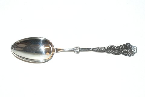 Seaweed, dessert spoon / breakfast spoon with engraved initials Sølv
Length 18 cm.