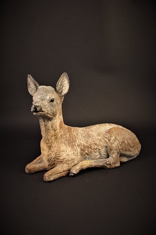 1800 Century painted terracotta figure of fallow deer with fine patina.
H: 18,5cm. L: 25cm.