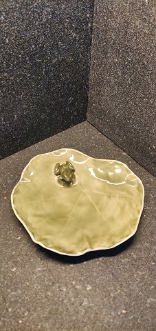 Royal copenhagen 2377 frog on leaf 11 cm