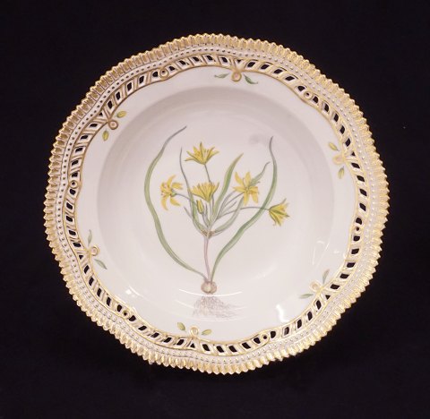 A large Royal Copenhagen Flora Danica soup plate. 
#20/3547. D: 24cm