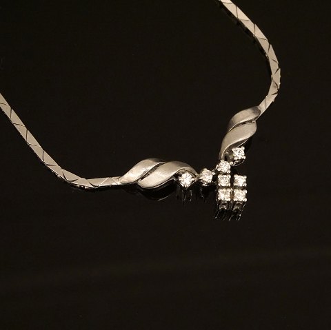 A 14kt whitegold necklace with 8 diamonds. L: 42cm