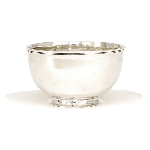 An early 19th century silverbowl by Andres Holm, 
Kopenhagen, 1771-1812. Marked and dated 1810. H: 
8,4cm. W: 362,8gr