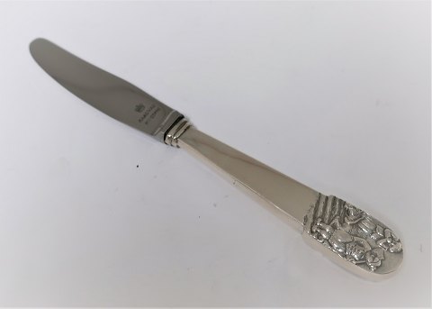 H. C. Andersen eventyrkniv / barnekniv. Sølvbestik. Lille Claus & store Claus. 
Sølv (830). Længde 16,5 cm.