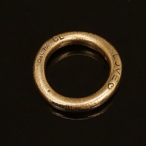 Charlotte Lynggaard, Copenhagen: An 18kt gold 
"Love"-ring with a diamond. Ringsize: 51-52