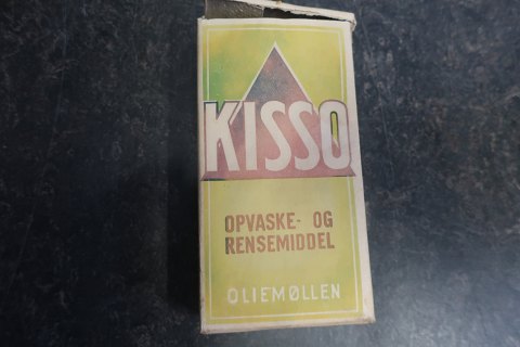 "Kisso" Pakke for Opvaske- og rensemiddel 
Fra "Oliemøllen" - Danske oliemøller og Sæbefabrikker -  Aktieselskab grundlagt 
i 1753
Inkl. brugsanvisning samt specielle tekster på pakken
Vi har et stort udvalg af gamle købmandsvarer