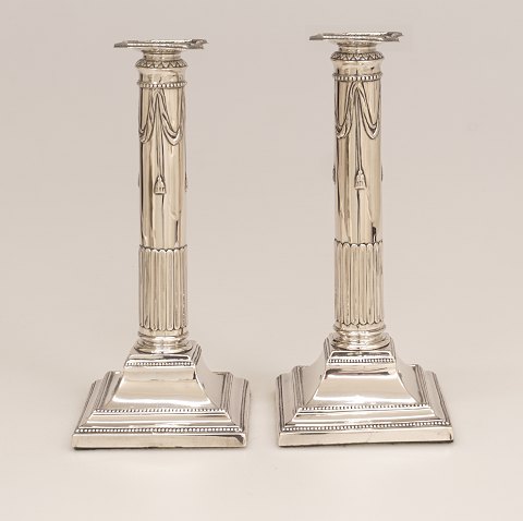 Joachim Heinrich Berckhan II, Hamburg: A pair of 
late 18th century Louis XVI-silvercandlesticks. 
Circa 1785. H: 24,5cm