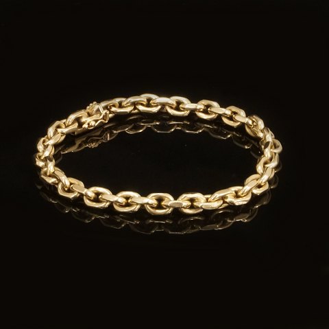 A 14kt gold anchor bracelet. L: 20,5cm. W: 30gr