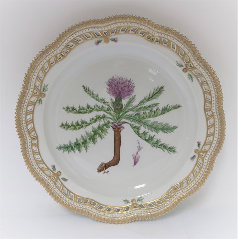 Royal Copenhagen. Flora Danica. Round serving plate with open-work border. Model 
# 3528. Diameter 33 cm. (1 quality). Carduus acaulis L