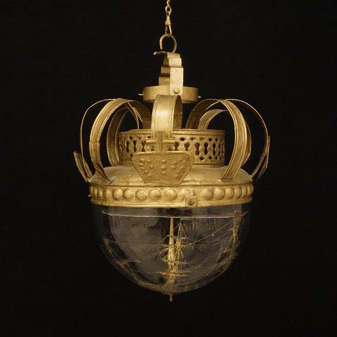 Kapitänskompass mit vergoldeter Krone. Glaskuppel 
mit der Gravur "Das Schiff die Junge Marianne 
1803. Comdüre Andreas Daal" und Abbildung des 
Schiffes. H: 26cm