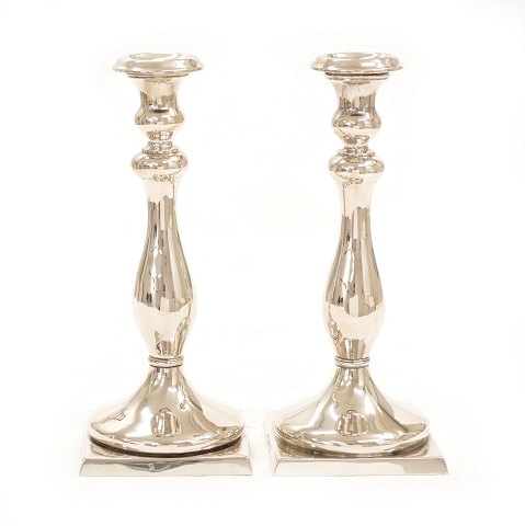 A pair of mid 19th century silver candlesticks. 
Circa 1840. H: 30cm