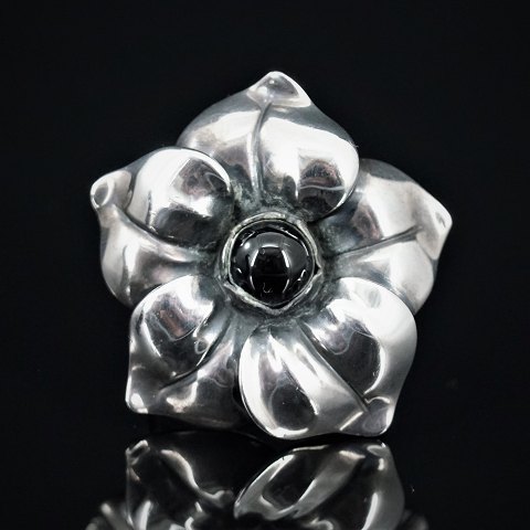 Georg Jensen, Regitze Overgaard; A "Flower" ring of sterling silver set with an 
black agate #427