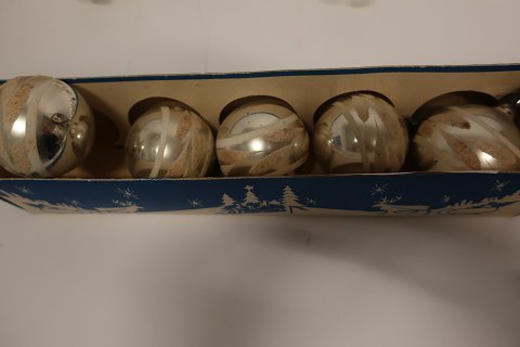 Julekugler af glas i den gamle æske
Samlet pris for 5 stk.
Gamle smukke kugler, farvede med hvid og "sne"
God og hel stand
