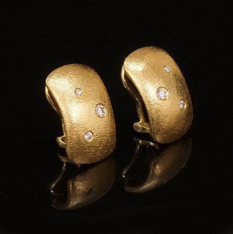 A pair of 14kt gold ear clips. Size: 11x18mm