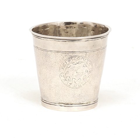 A Danish mid 18th century silver cup made by Johan 
Jacob Schrader, Copenhagen, 1746-83. Dated 1760. 
H: 8cm. W: 86gr